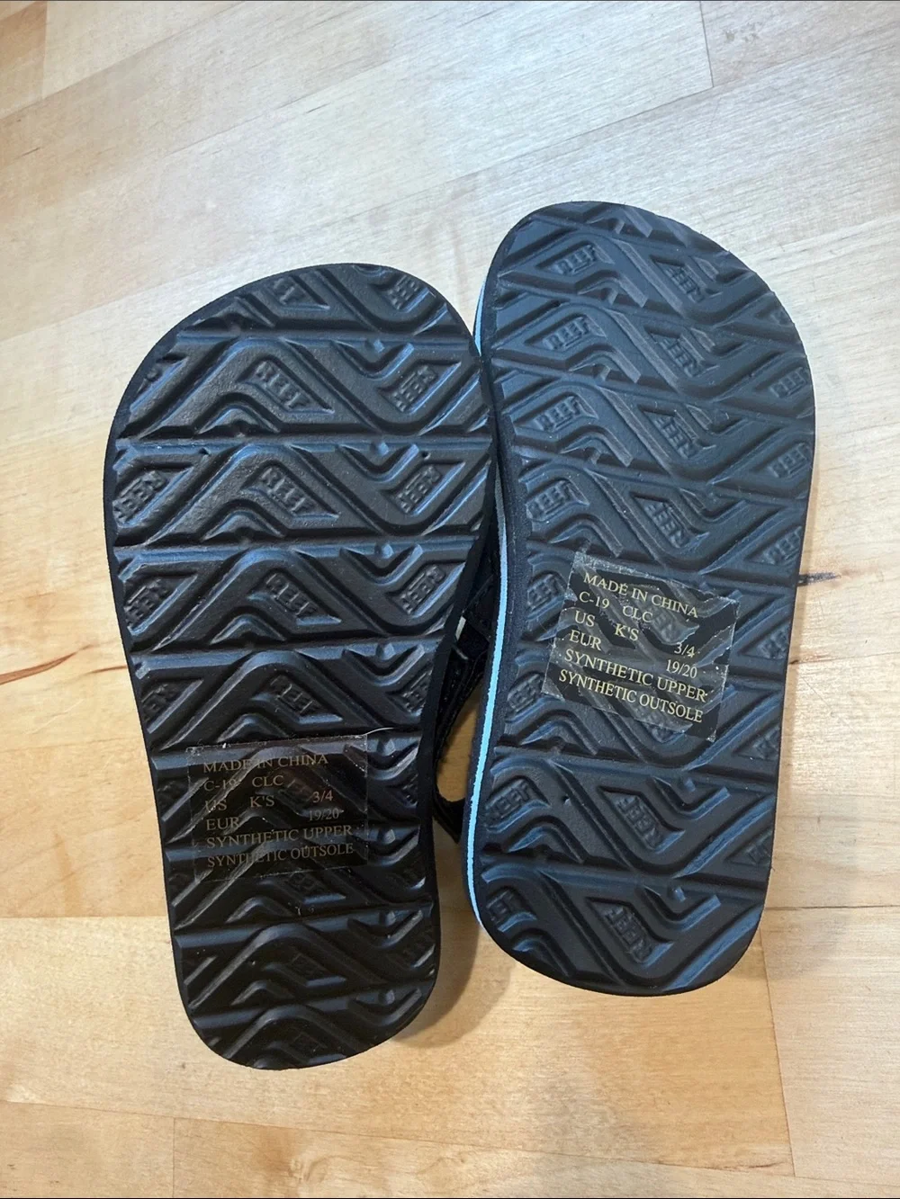Reef Kids Black Flip Sandals with Blue Stripe Accents Size 3/4